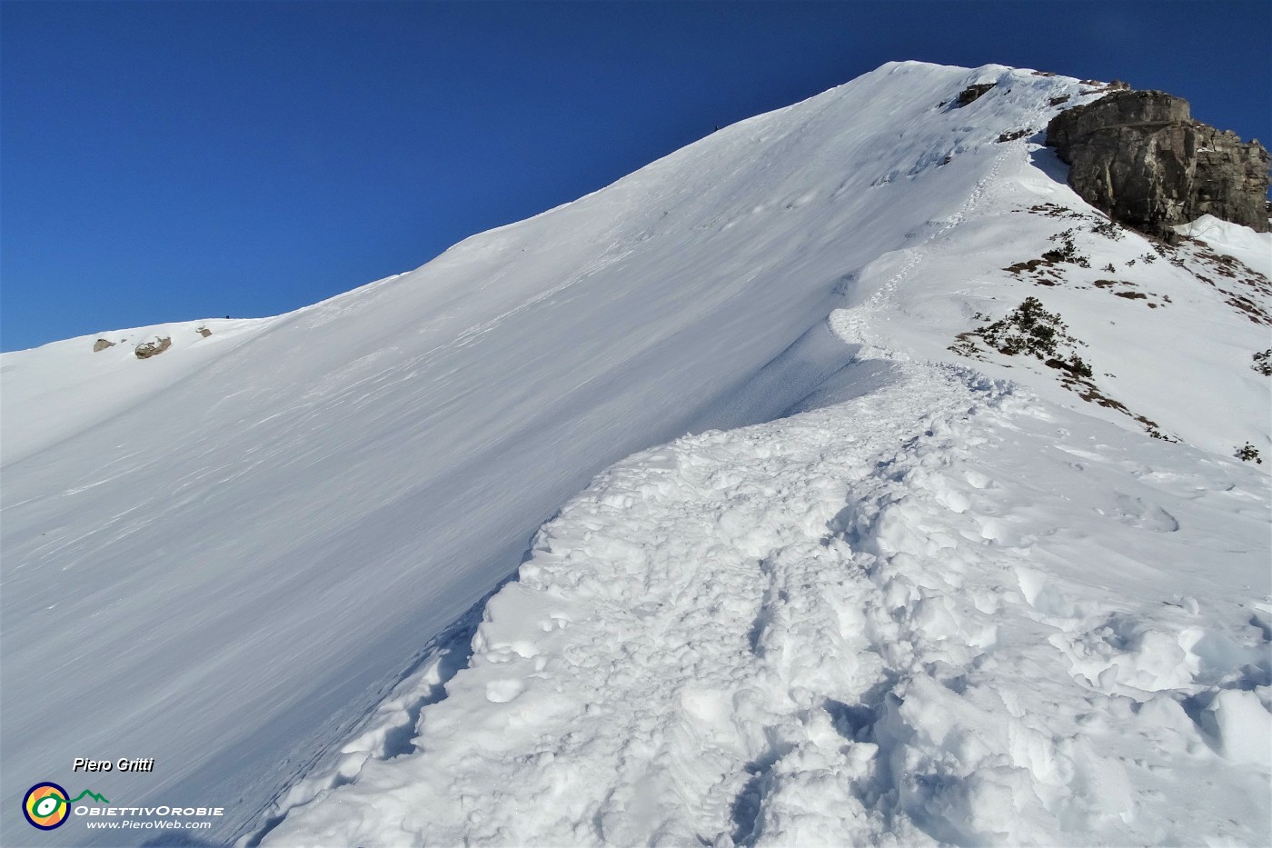 30 In decisa salita in cresta con cornici di neve a lato.JPG